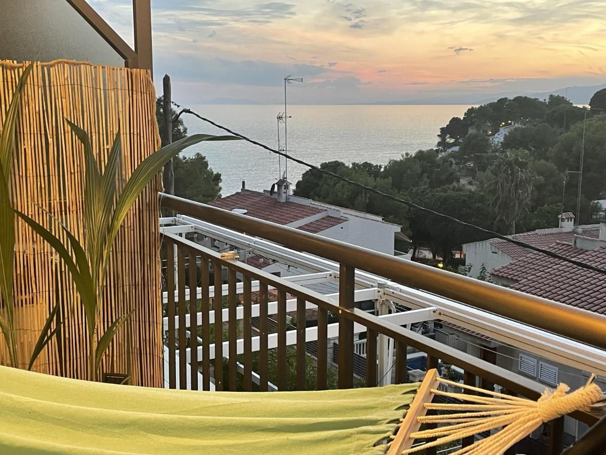 Beach Front Retro Hideaway In Salou Exterior photo