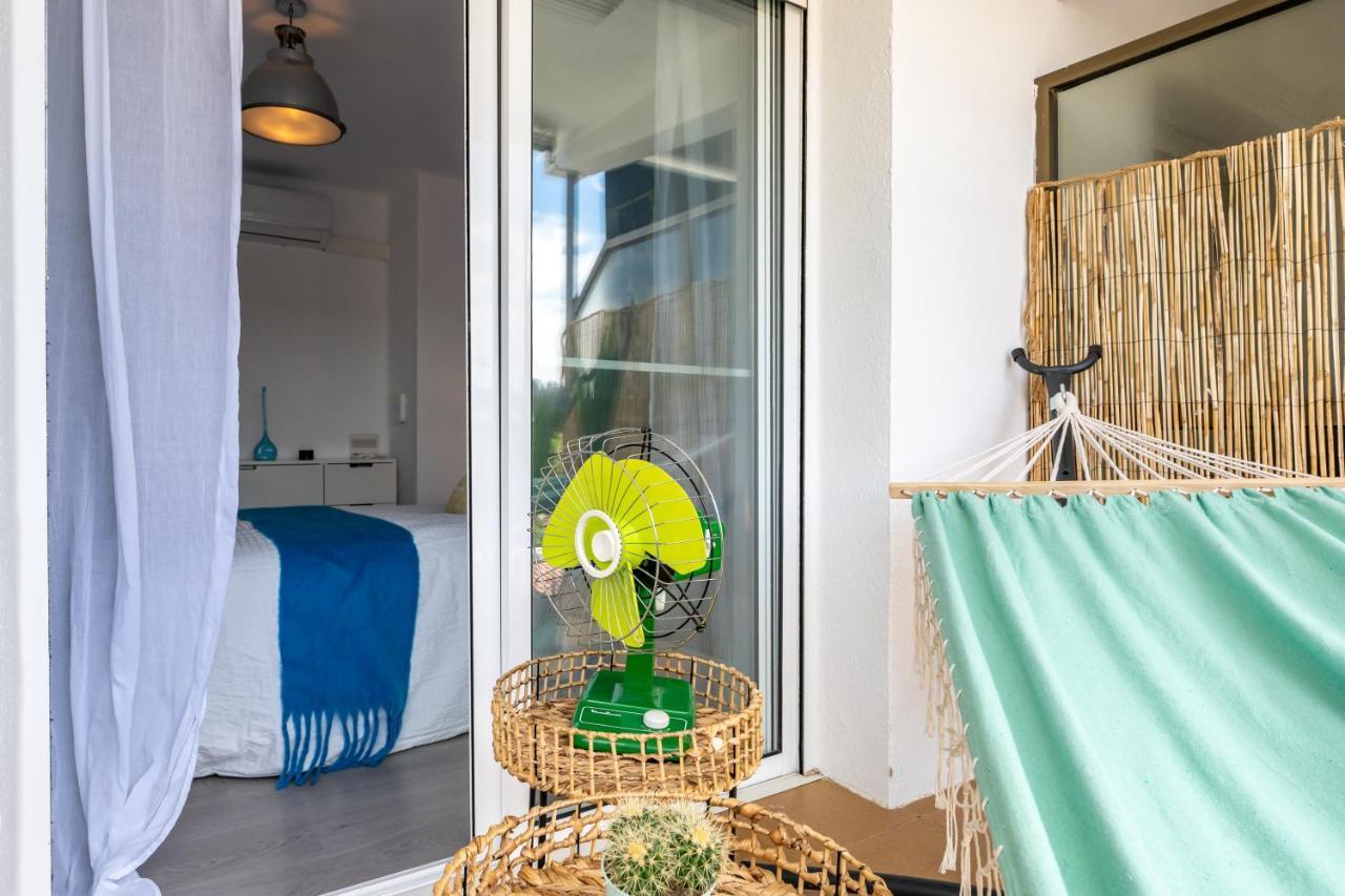 Beach Front Retro Hideaway In Salou Exterior photo